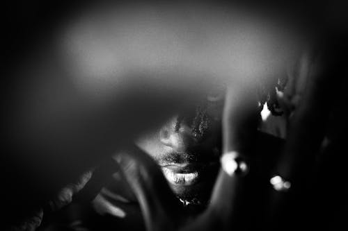 Darmowe zdjęcie z galerii z afrykański mężczyzna, ciemny, czarno-biały