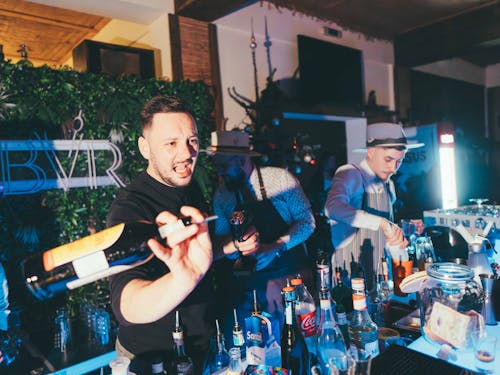 Бесплатное стоковое фото с алкоголь, бар, бармен