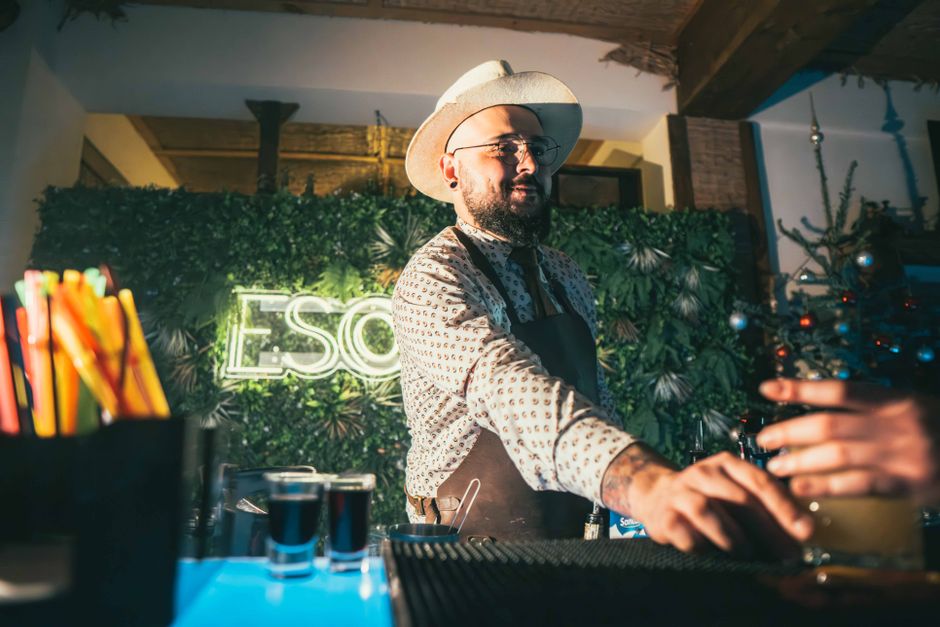 Clientes consultando carta digital en terraza con código QR y vistas de vinos
