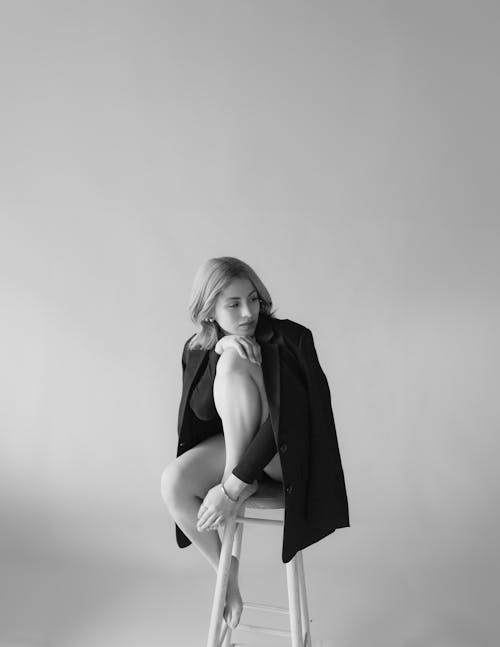 Darmowe zdjęcie z galerii z blond, czarno-biały, fotografia mody
