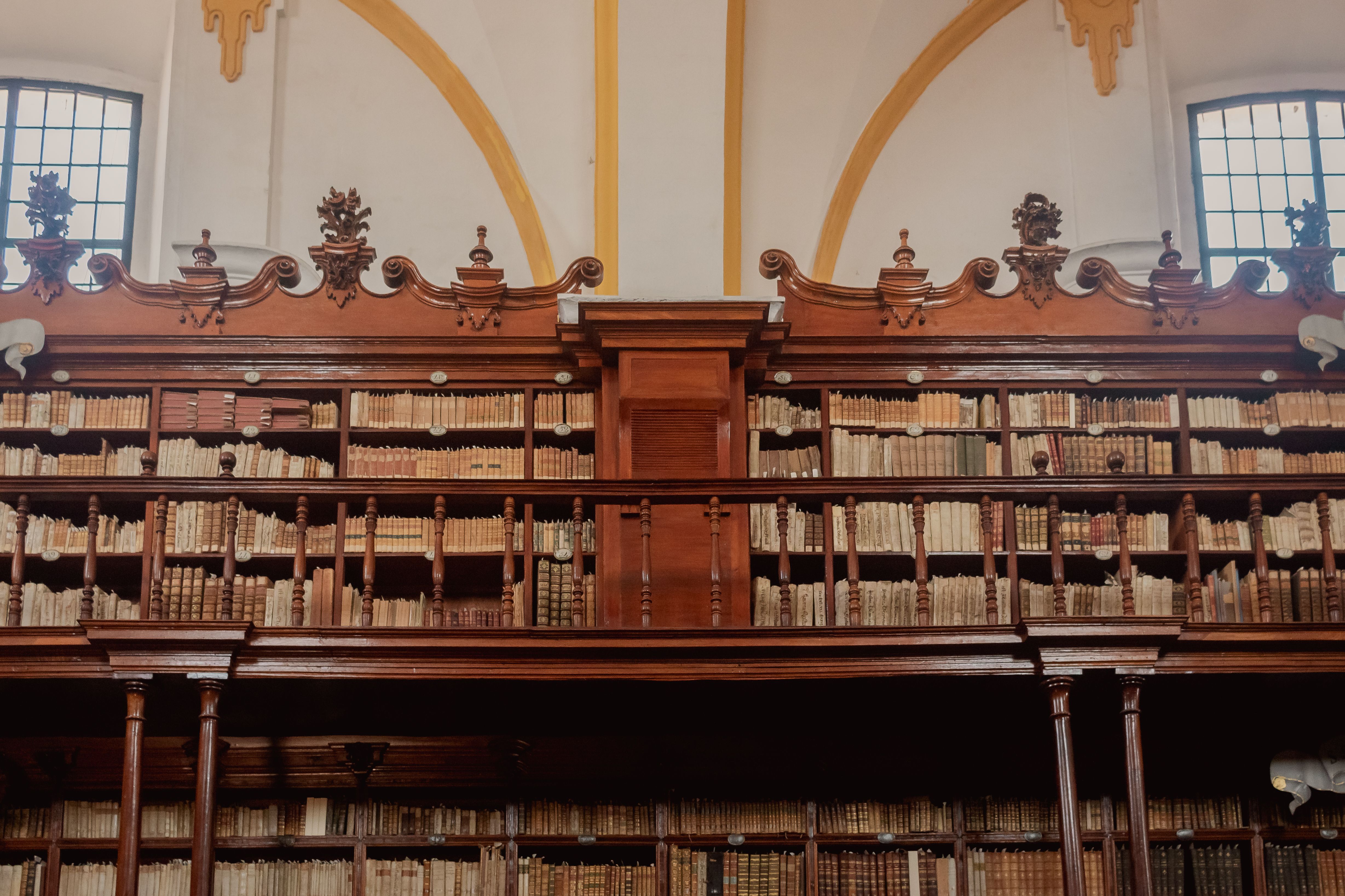 Historische Bibliothek mit alten Büchern