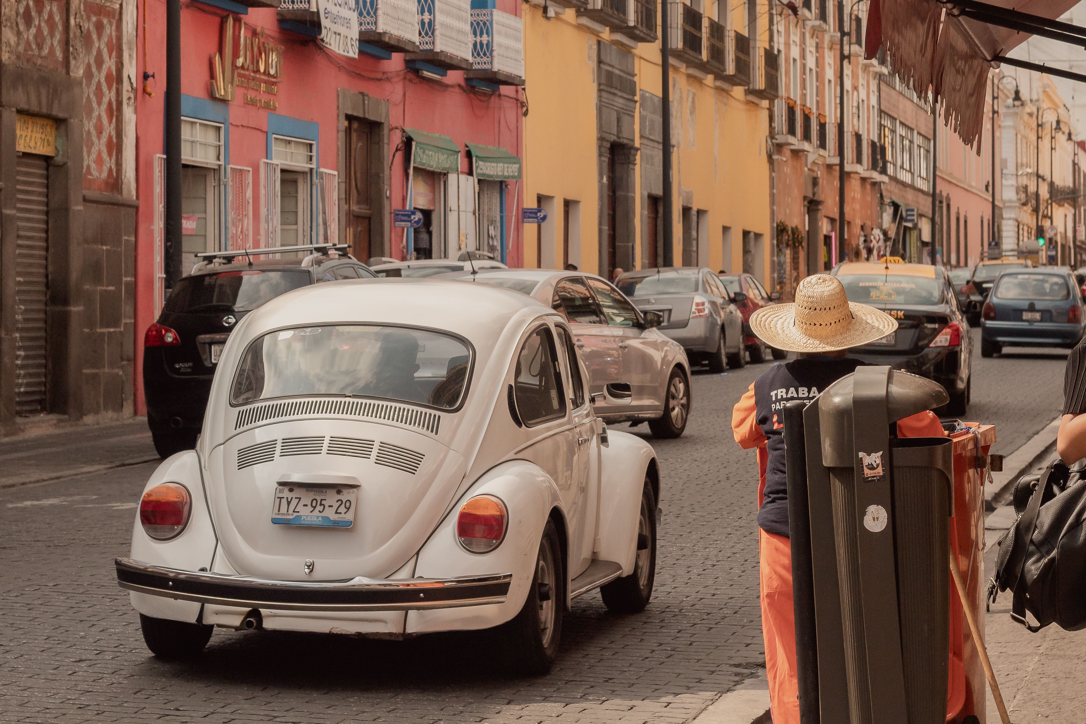 Voiture roulant dans une rue colorée au Mexique, illustrant la conduite et les contrôles de police au Mexique