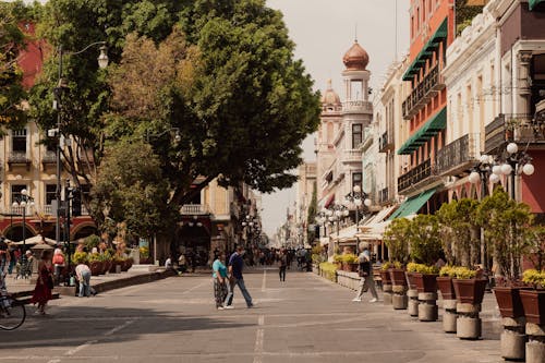 Foto stok gratis bangunan, berjalan, jalan-jalan kota