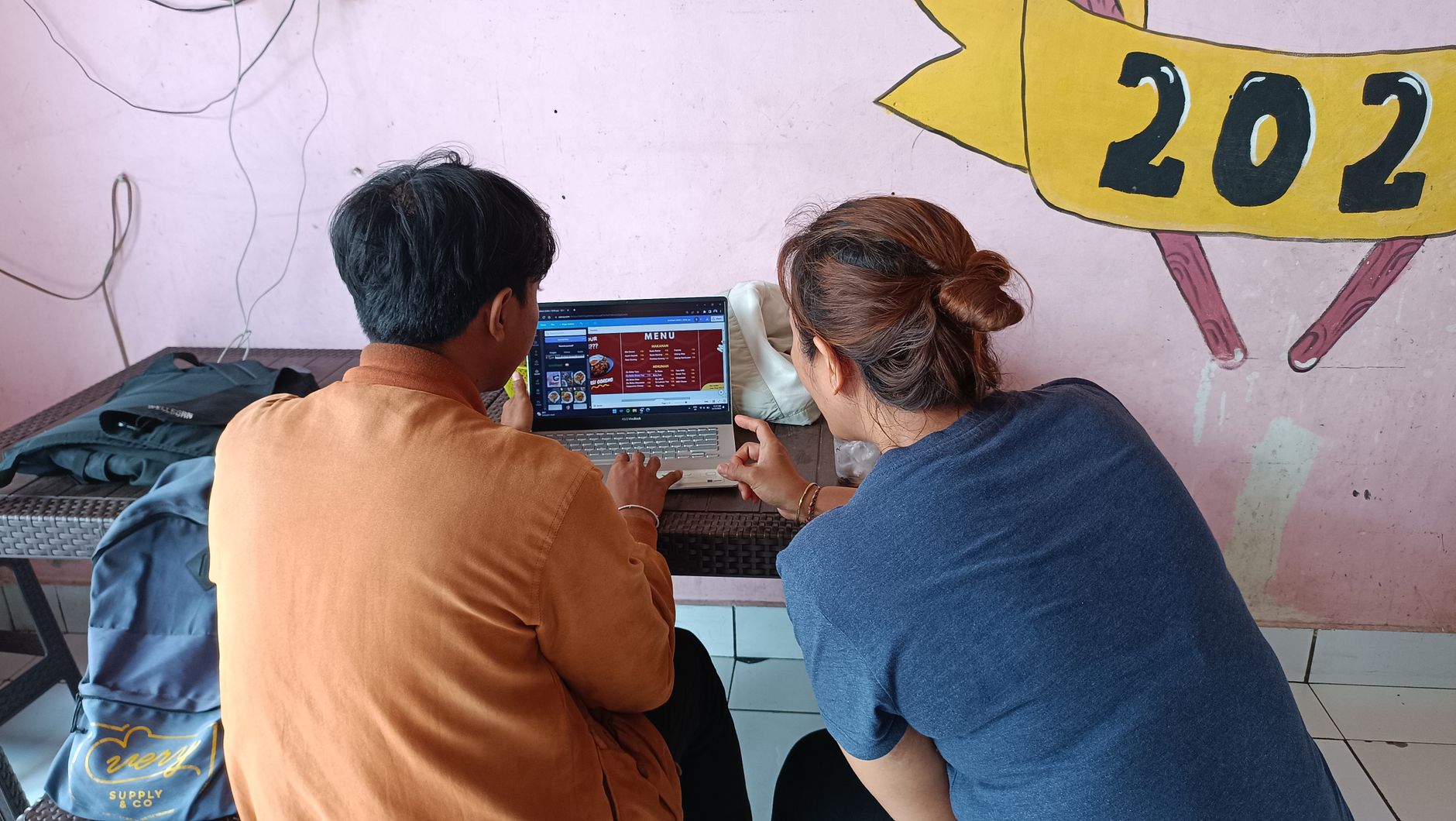 pengguna memeriksa halaman verifikasi identitas dan kebijakan privasi pada laptop di ruangan terang