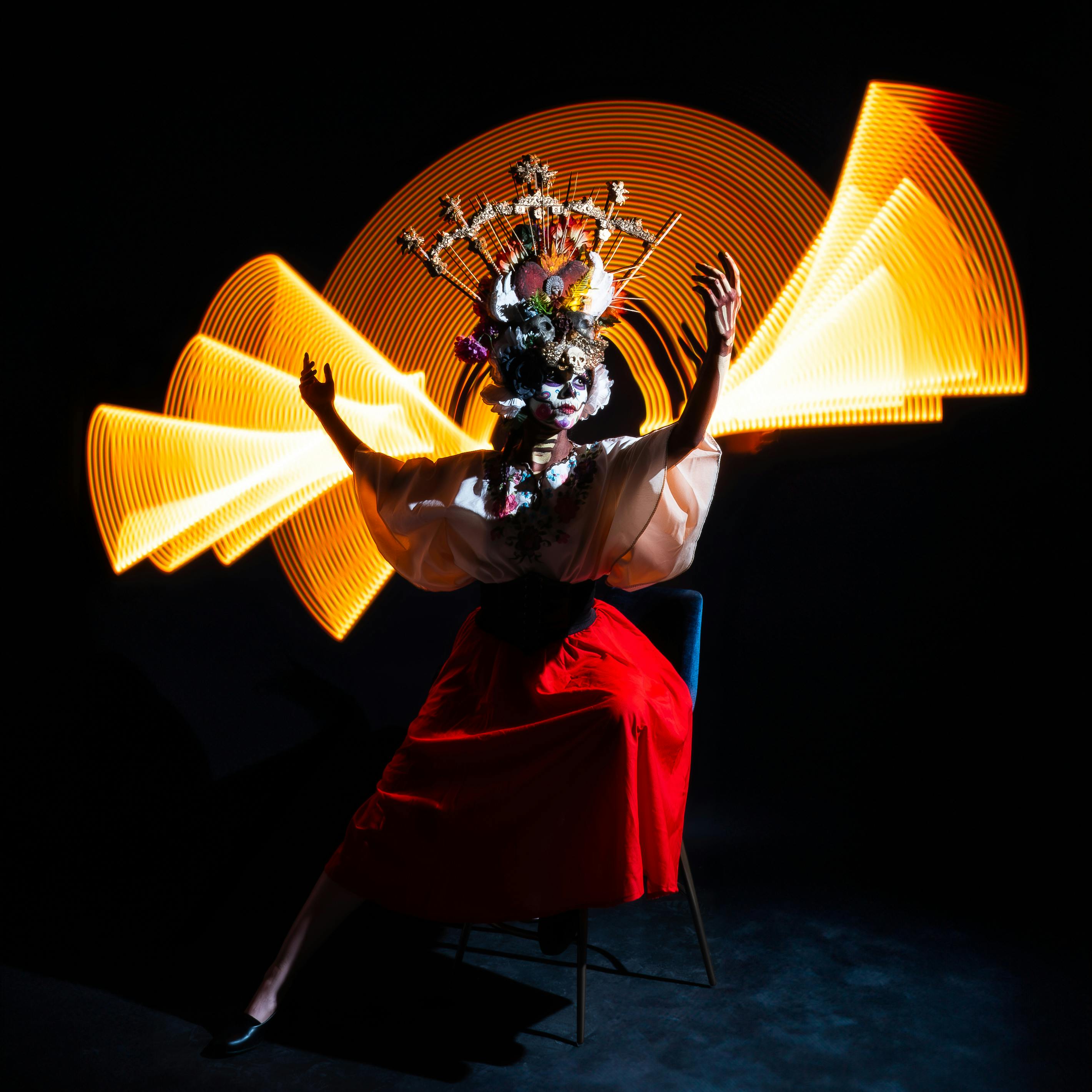 Ücretsiz Catrina Pintando Con Luz Stok Fotoğraflar