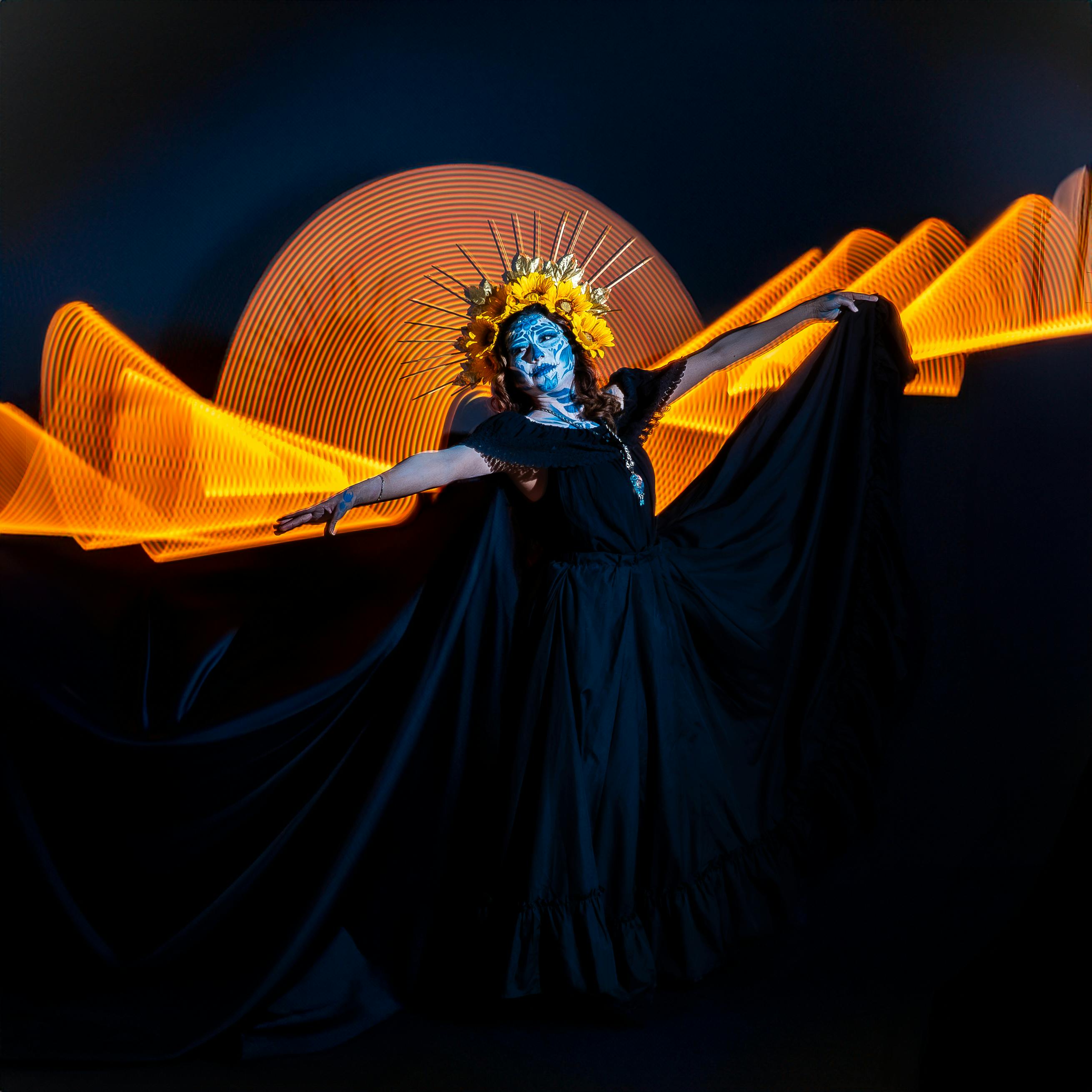 Ücretsiz Catrina Pintando Con Luz Stok Fotoğraflar