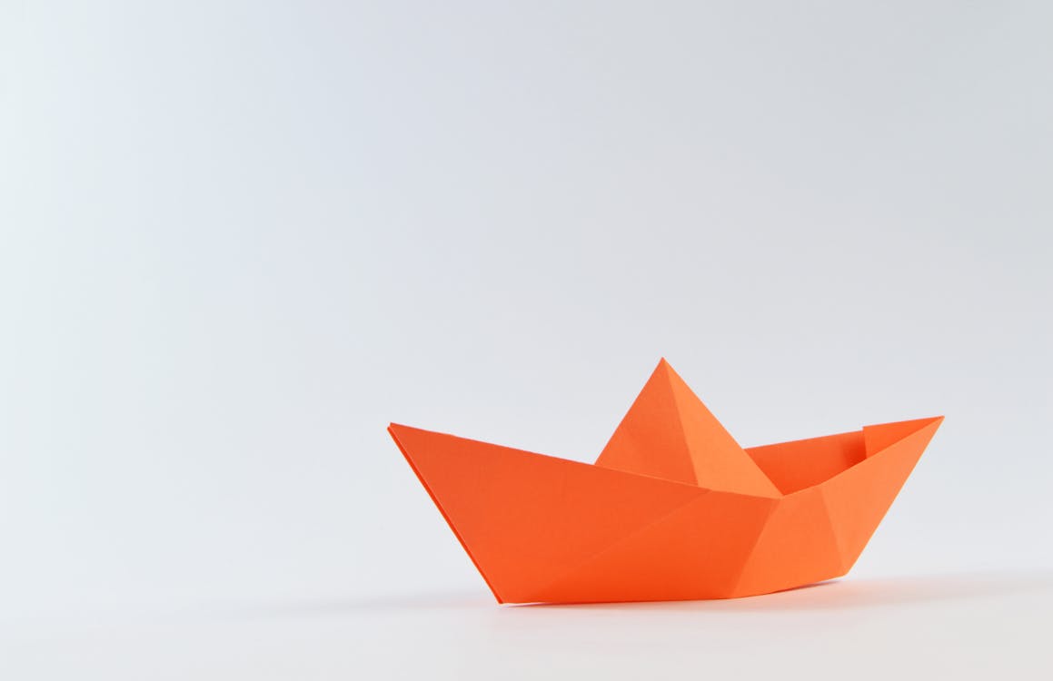 Kostenlos Orange Papierboot Auf Weißer Oberfläche Stock-Foto