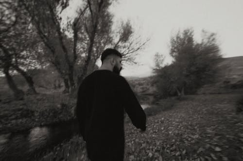 Základová fotografie zdarma na téma břeh řeky, černobílý, chůze