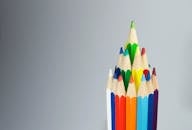 彩色铅笔排列成串，展示创意与艺术用品