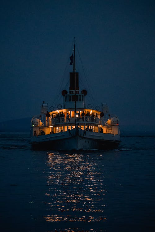 aydınlatılmış, deniz, deniz seyahati içeren Ücretsiz stok fotoğraf