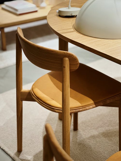 Foto profissional grátis de cadeira, carpete, de madeira