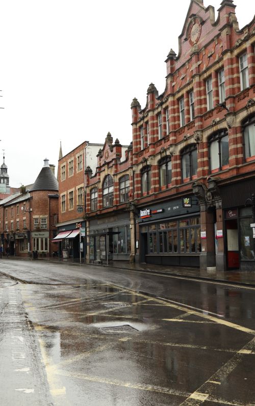 Free Victorian buildings line a wet street in Oxford, England, showcasing classic architecture. Stock Photo