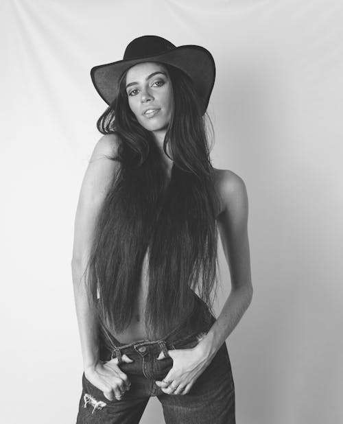 Základová fotografie zdarma na téma černobílý, dlouhé vlasy, klobouk