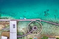 航拍镜头令人惊叹地捕捉到了印度尼西亚碧绿水面上一个带有几何图案的码头