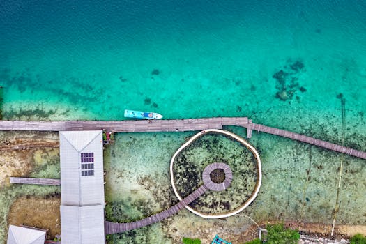 航拍镜头令人惊叹地捕捉到了印度尼西亚碧绿水面上一个带有几何图案的码头