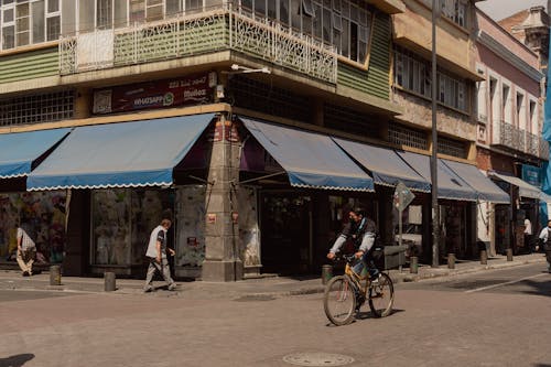 Foto d'estoc gratuïta de anant amb bici, bici, cantonada