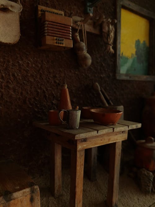 Бесплатное стоковое фото с вертикальный выстрел, деревенский, деревянный стол