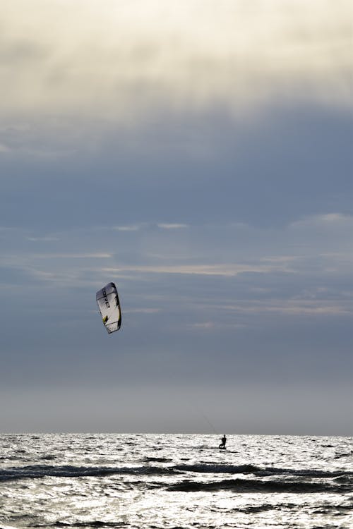 Ilmainen kuvapankkikuva tunnisteilla aalto, kesä, kitesurfer