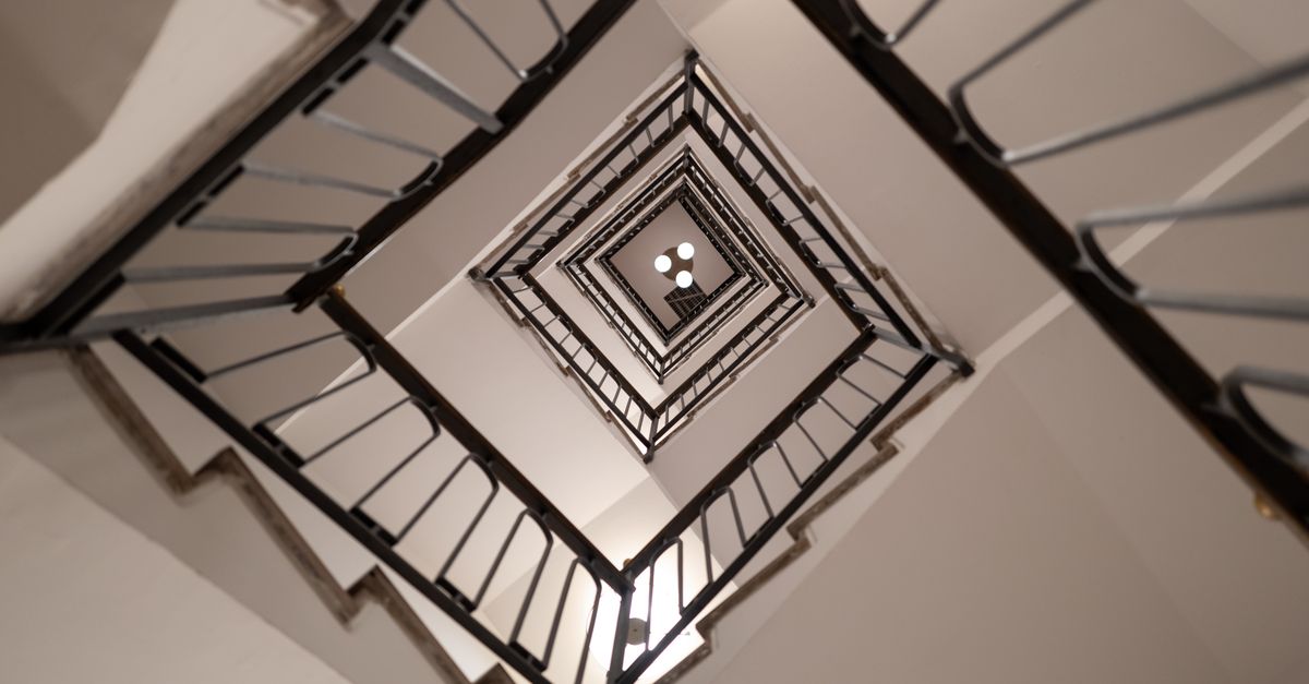 Suspension escalier : Top designs 2026