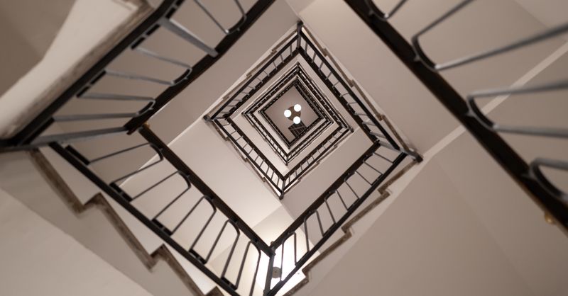 Suspension escalier : Top designs 2026