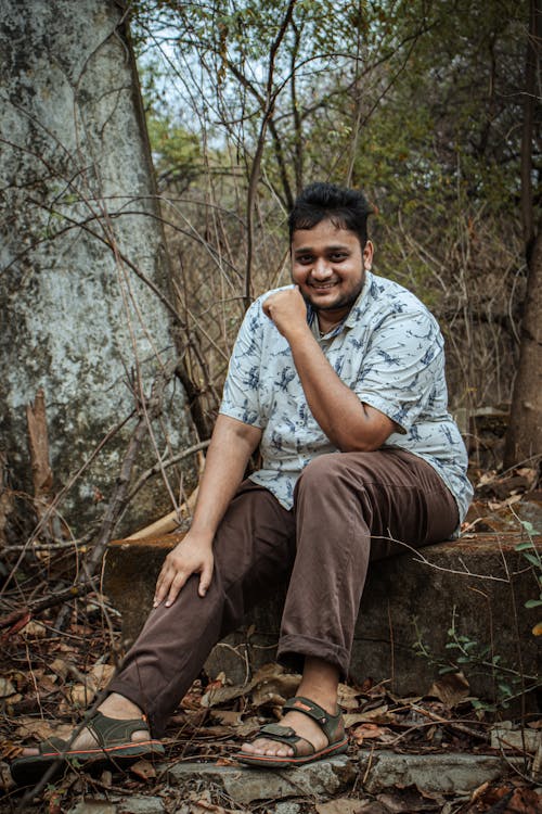 Foto d'estoc gratuïta de assegut, bosc, camisa