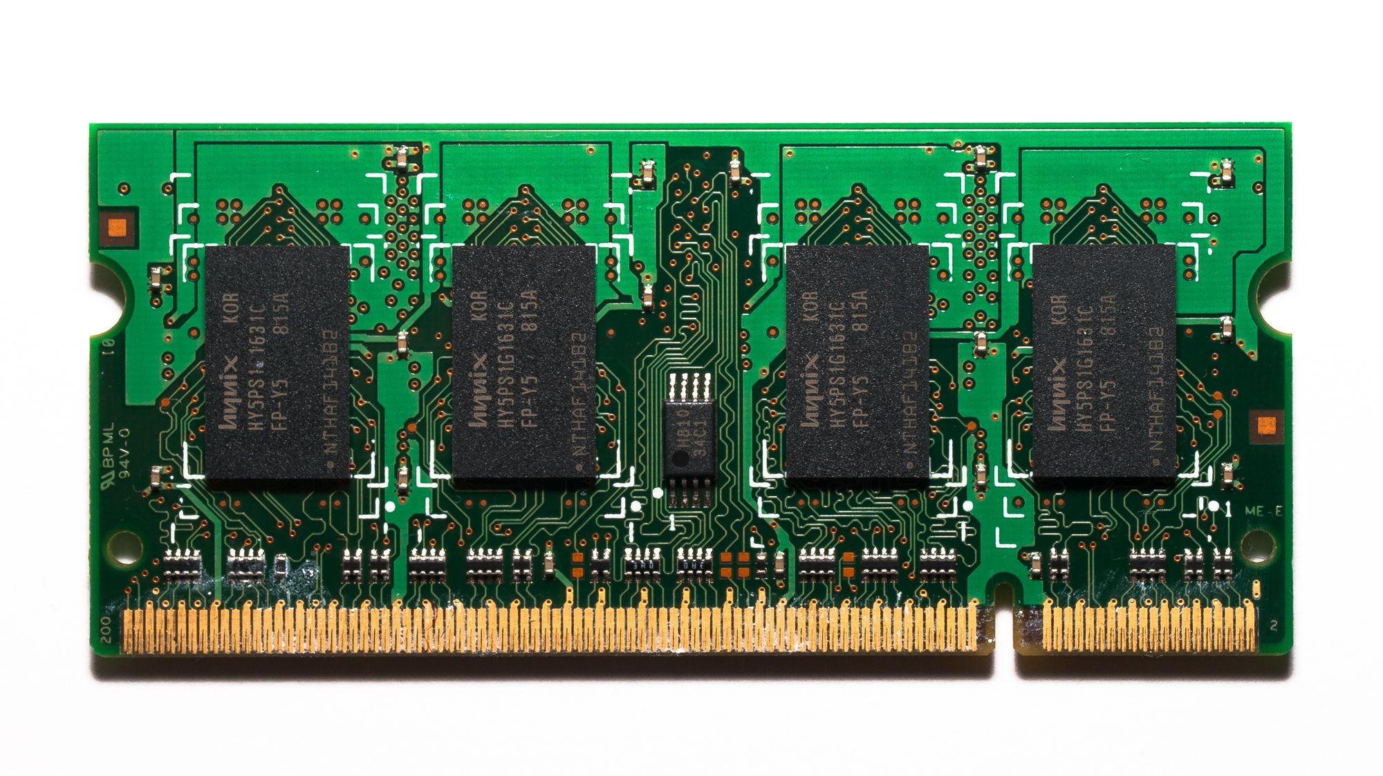 Módulos de memoria RAM instalados sobre una placa de circuito impreso