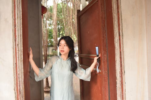 Безкоштовне стокове фото на тему «азіатська жінка, двері, довге волосся»