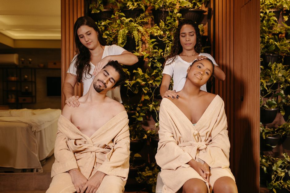 Casal desfruta de massagem rejuvenescedora em um spa de luxo tranquilo.