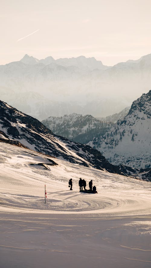 Alpler, ayakta, boş zaman içeren Ücretsiz stok fotoğraf
