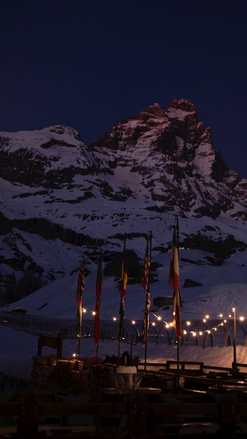 aydınlatılmış, bayraklar, dağlar içeren Ücretsiz stok fotoğraf