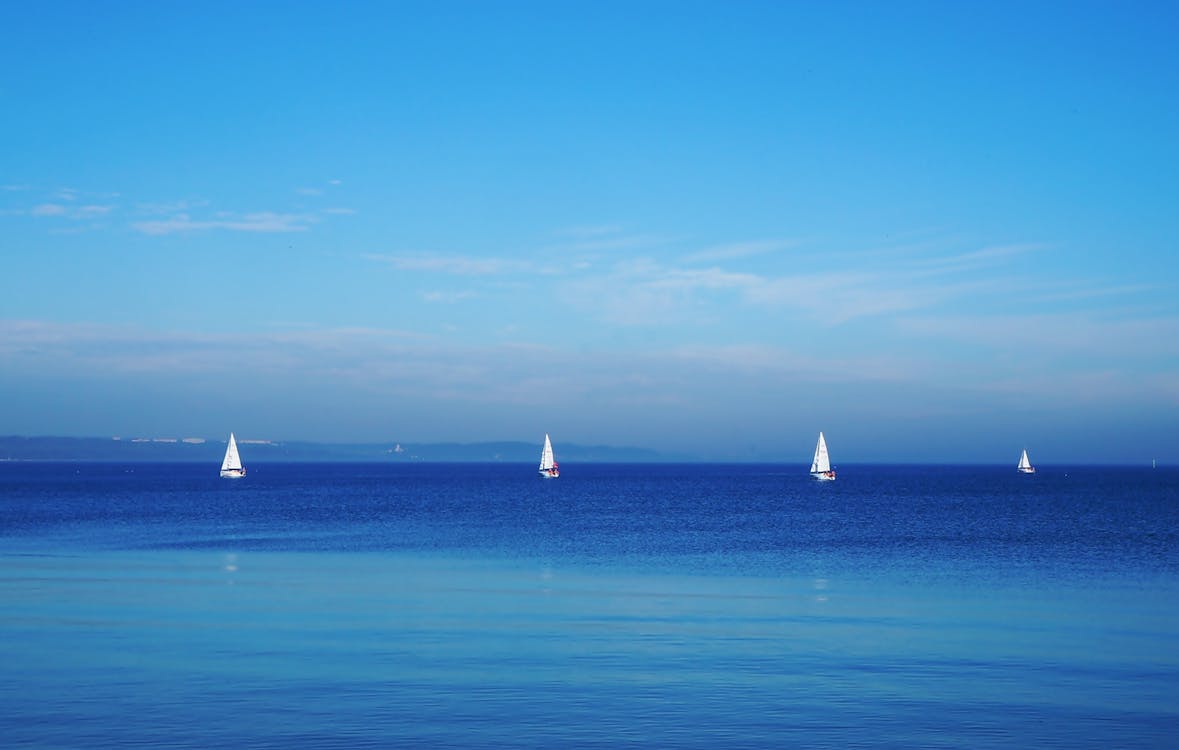 Foto stok gratis air biru, horison, kapal layar