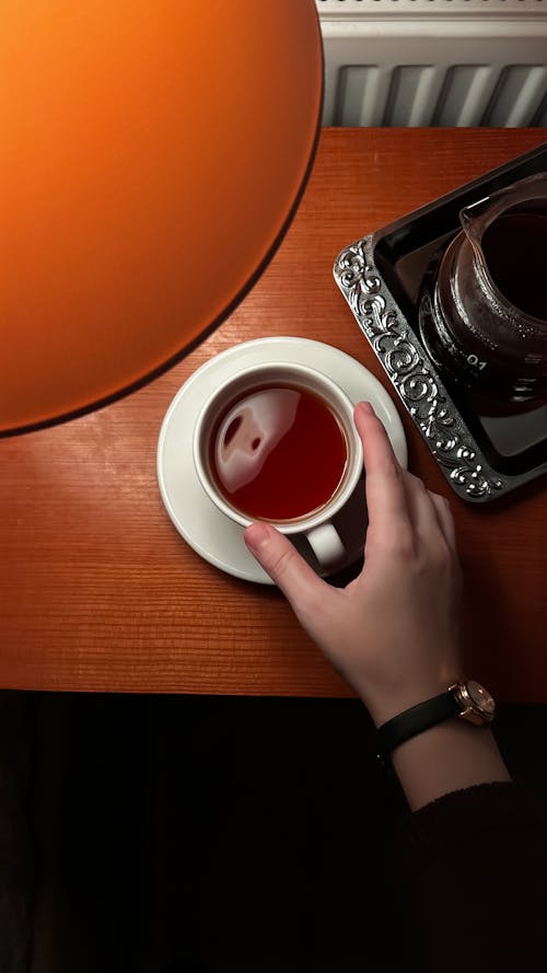 Darmowe zdjęcie z galerii z biurko, herbata, kubek