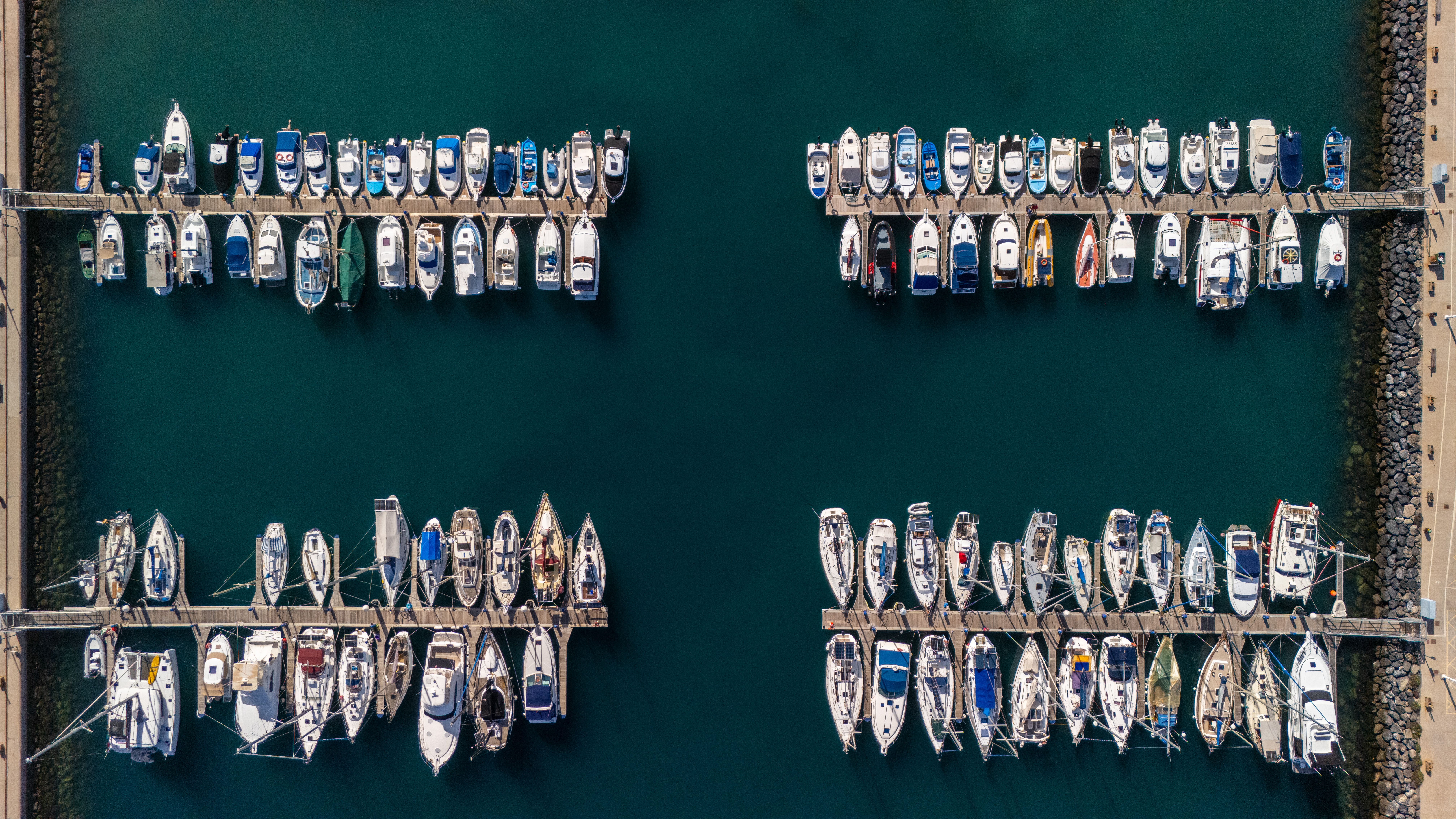 Transitioning Commercial Boat Rental Fleets to Electric Propulsion: The 2026 Framework — Photo by Atlantic Ambience on Pexels