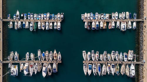 Бесплатное стоковое фото с вид сверху, моторные лодки, причалы
