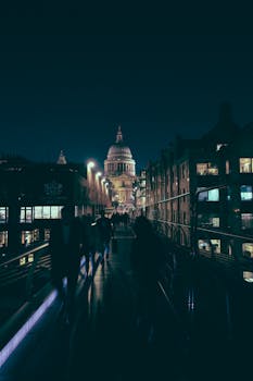 这是一张从伦敦千禧桥拍摄的圣保罗大教堂的夜间照片，令人惊叹