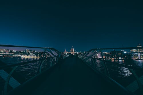 Puente Del Milenio En La Noche