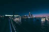 夜间，城市景观令人惊叹，明亮的摩天大楼与宁静的河流尽收眼底