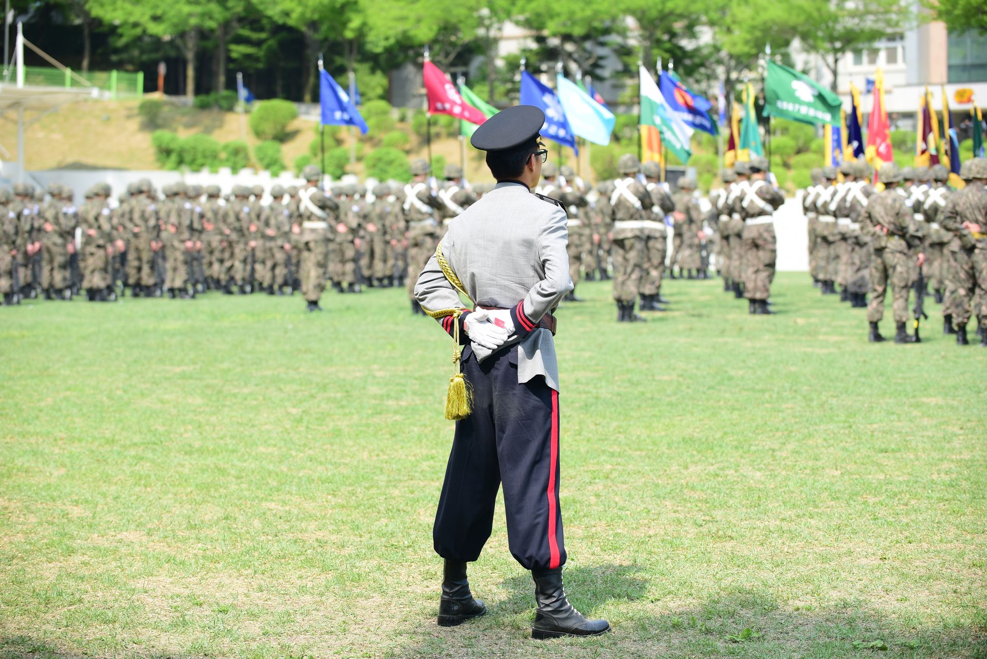 Una formación militar alineada con banderas