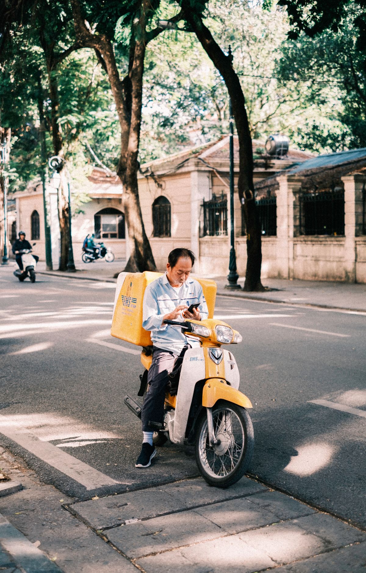 Entregador com scooter