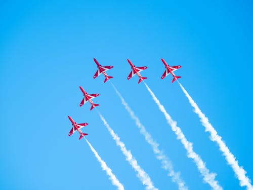 Foto profissional grátis de acrobacia aérea, aeronaves, ângulo baixo