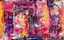 画布上色彩缤纷的抽象画充满活力，凸显了现代艺术的表现主义