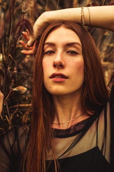 一幅迷人的女性肖像，在户外环境中呈现秋季色调