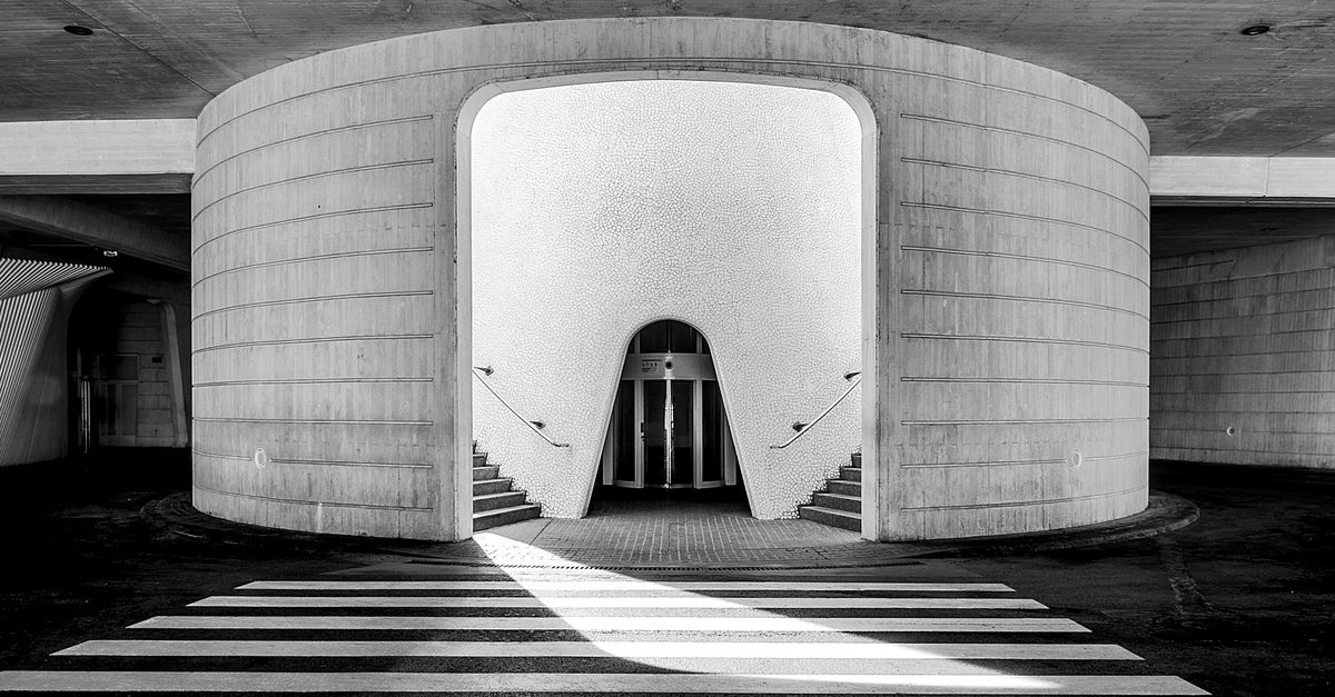 Rüyada Boşluktan Geçmek - Rüya Tabiri ve Anlamı - Black and white image of a modern staircase and geometric structures in València.