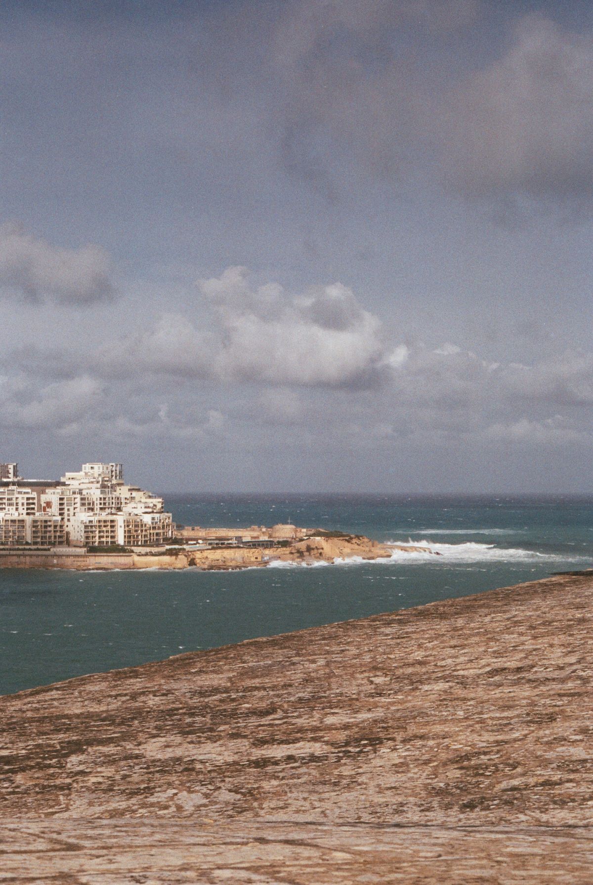 Sliema Malta - faleza de la Tigné Point cu Marea Mediterană
