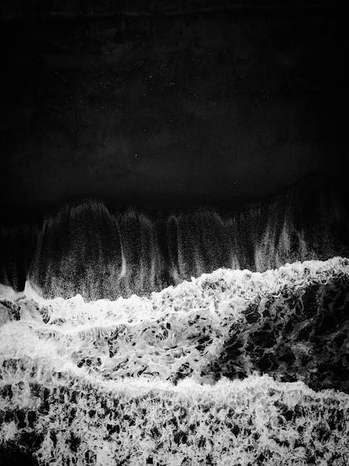 Darmowe zdjęcie z galerii z brzeg oceanu, ciemny, czarno-biały