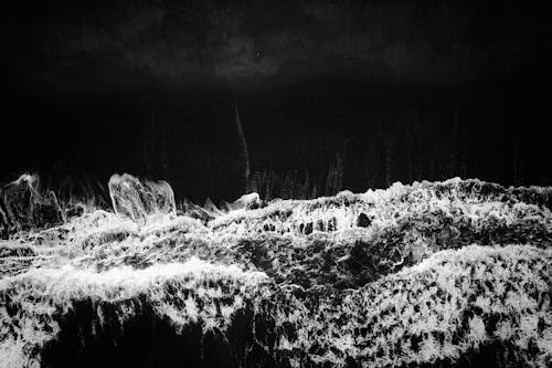Darmowe zdjęcie z galerii z brzeg oceanu, czarno-biały, fala