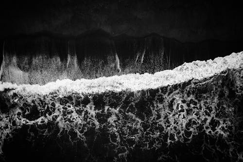 Darmowe zdjęcie z galerii z brzeg oceanu, czarno-biały, fala