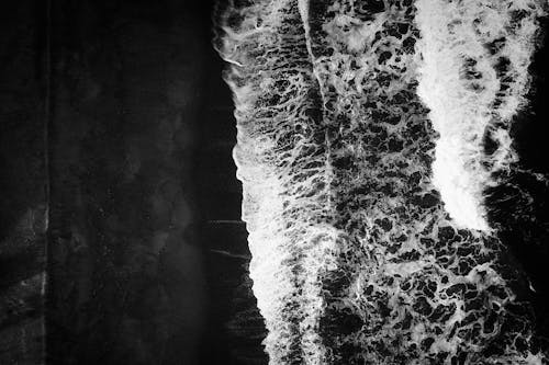 Darmowe zdjęcie z galerii z brzeg oceanu, chropowaty, czarno-biały