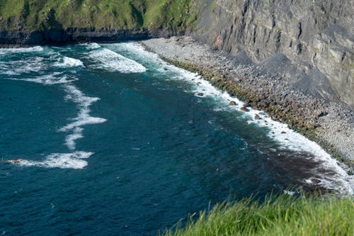 Majestic Waves Crashing on Rocks