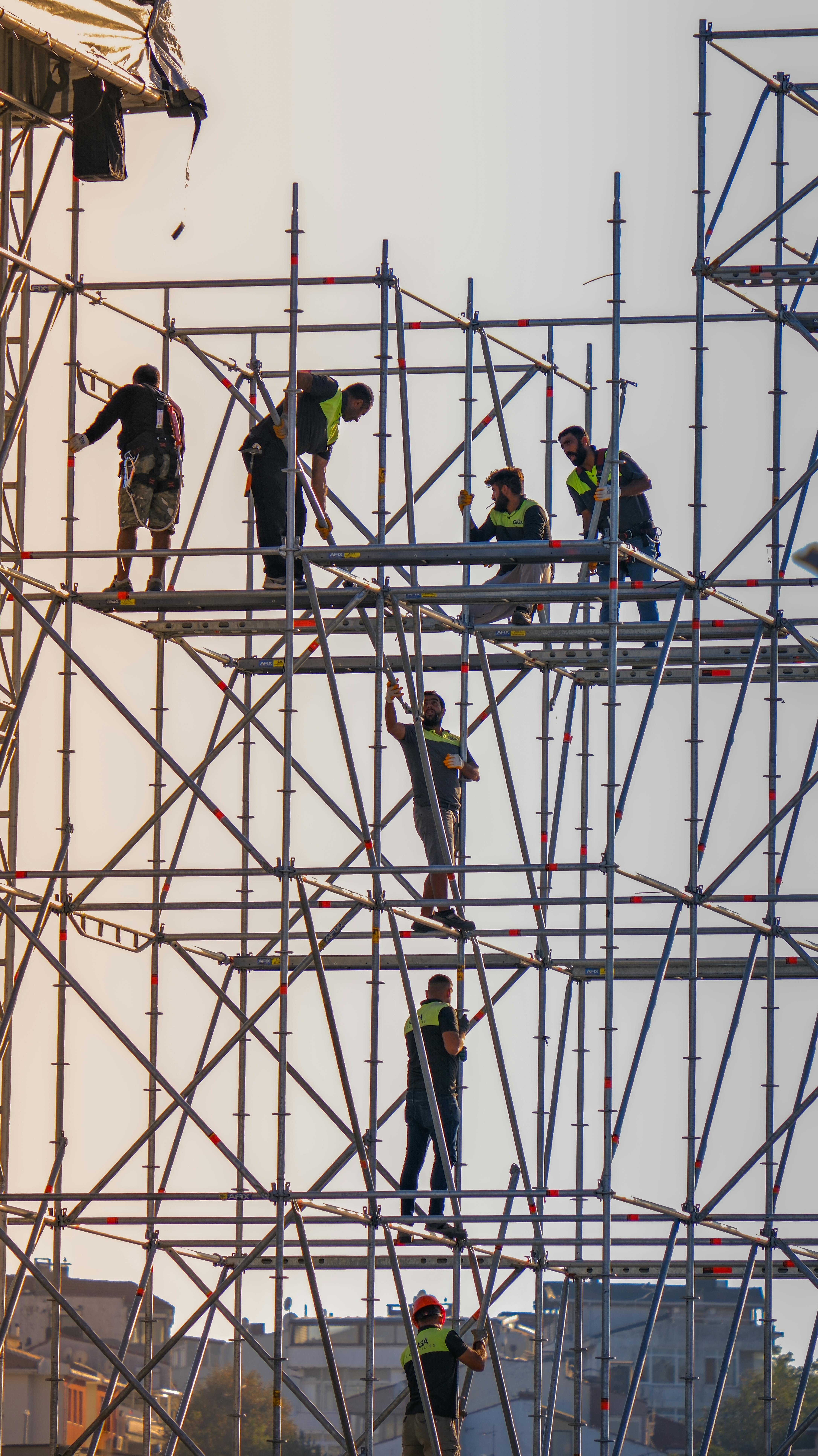 Montaje de andamios en construcción